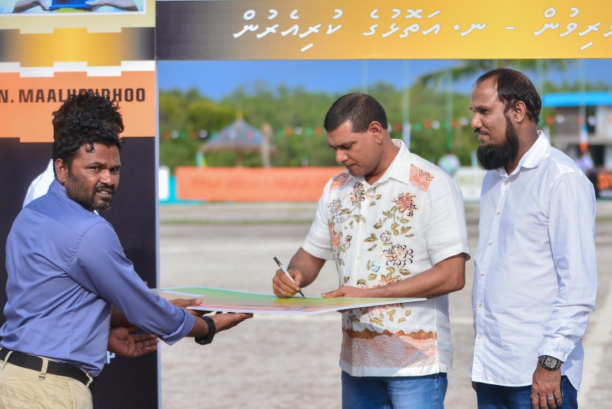 15 ނޮވެމްބަރ 2017: ސިޔާމް މައުރޫފް ސޮކާ ކަޕް ފެށުމުގެ ރަސްމިއްޔާތުގެ ތެރެއިން: މުބާރާތުގެ ދެ ބާނީން، ރައްޔިތުންގެ މަޖިލީހުގެ މީދޫ ދާއިރާގެ މެމްބަރު އަހްމަދު ސިޔާމް މުހައްމަދާއި ކެނދިކުޅުދޫ ދާއިރާގެ މެމްބަރު އަލީ މައުރޫފަށް ނ. މާޅެންދޫ އިން ވަނީ ހޫނު މަރުހަބާއެއް ކިޔާފައި---ސަން ފޮޓޯ/ މުހައްމަދު އަފްރާހް 
