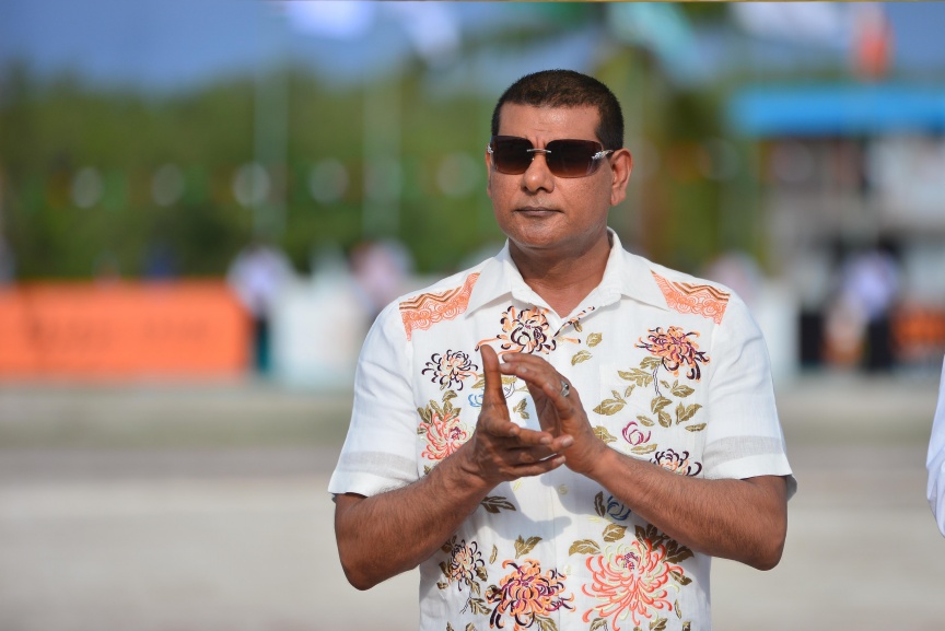 15 ނޮވެމްބަރ 2017: ސިޔާމް މައުރޫފް ސޮކާ ކަޕް ފެށުމުގެ ރަސްމިއްޔާތުގެ ތެރެއިން: މުބާރާތުގެ ދެ ބާނީން، ރައްޔިތުންގެ މަޖިލީހުގެ މީދޫ ދާއިރާގެ މެމްބަރު އަހްމަދު ސިޔާމް މުހައްމަދާއި ކެނދިކުޅުދޫ ދާއިރާގެ މެމްބަރު އަލީ މައުރޫފަށް ނ. މާޅެންދޫ އިން ވަނީ ހޫނު މަރުހަބާއެއް ކިޔާފައި---ސަން ފޮޓޯ/ މުހައްމަދު އަފްރާހް 