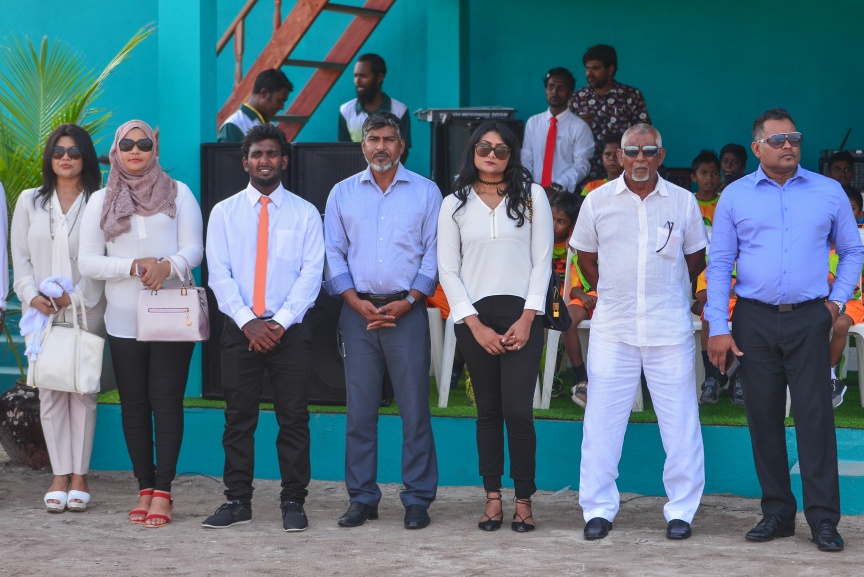 15 ނޮވެމްބަރ 2017: ސިޔާމް މައުރޫފް ސޮކާ ކަޕް ފެށުމުގެ ރަސްމިއްޔާތުގެ ތެރެއިން: މުބާރާތުގެ ދެ ބާނީން، ރައްޔިތުންގެ މަޖިލީހުގެ މީދޫ ދާއިރާގެ މެމްބަރު އަހްމަދު ސިޔާމް މުހައްމަދާއި ކެނދިކުޅުދޫ ދާއިރާގެ މެމްބަރު އަލީ މައުރޫފަށް ނ. މާޅެންދޫ އިން ވަނީ ހޫނު މަރުހަބާއެއް ކިޔާފައި---ސަން ފޮޓޯ/ މުހައްމަދު އަފްރާހް 