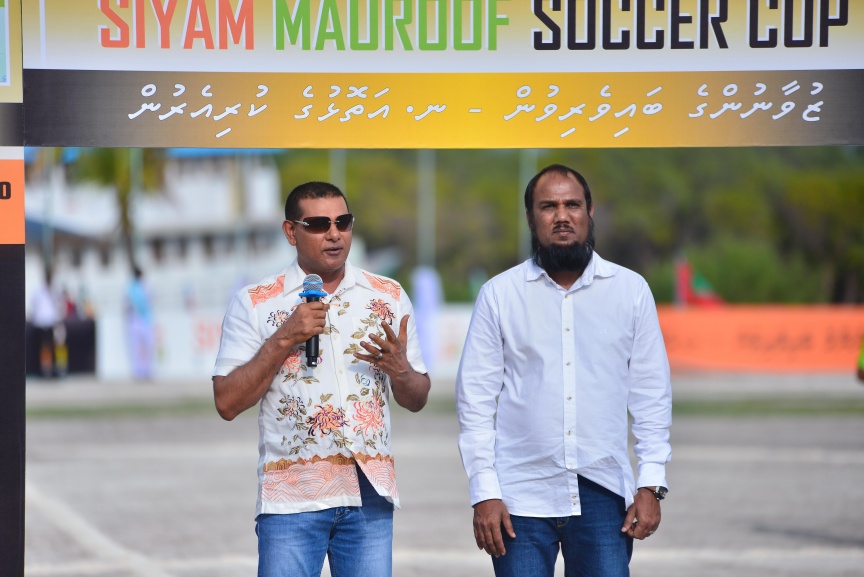 15 ނޮވެމްބަރ 2017: ސިޔާމް މައުރޫފް ސޮކާ ކަޕް ފެށުމުގެ ރަސްމިއްޔާތުގެ ތެރެއިން: މުބާރާތުގެ ދެ ބާނީން، ރައްޔިތުންގެ މަޖިލީހުގެ މީދޫ ދާއިރާގެ މެމްބަރު އަހްމަދު ސިޔާމް މުހައްމަދާއި ކެނދިކުޅުދޫ ދާއިރާގެ މެމްބަރު އަލީ މައުރޫފަށް ނ. މާޅެންދޫ އިން ވަނީ ހޫނު މަރުހަބާއެއް ކިޔާފައި---ސަން ފޮޓޯ/ މުހައްމަދު އަފްރާހް 