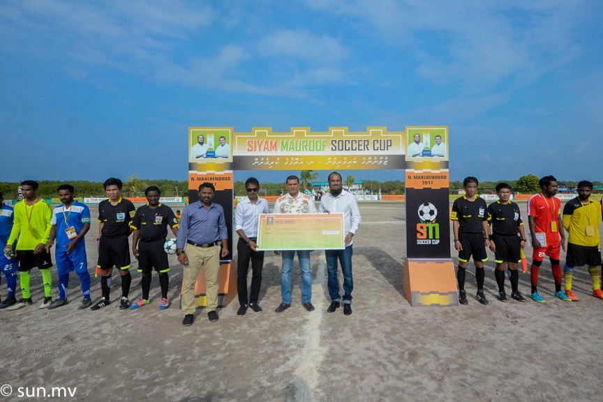 15 ނޮވެމްބަރ 2017: ސިޔާމް މައުރޫފް ސޮކާ ކަޕް ފެށުމުގެ ރަސްމިއްޔާތުގެ ތެރެއިން: މުބާރާތުގެ ދެ ބާނީން، ރައްޔިތުންގެ މަޖިލީހުގެ މީދޫ ދާއިރާގެ މެމްބަރު އަހްމަދު ސިޔާމް މުހައްމަދާއި ކެނދިކުޅުދޫ ދާއިރާގެ މެމްބަރު އަލީ މައުރޫފަށް ނ. މާޅެންދޫ އިން ވަނީ ހޫނު މަރުހަބާއެއް ކިޔާފައި---ސަން ފޮޓޯ/ މުހައްމަދު އަފްރާހް 
