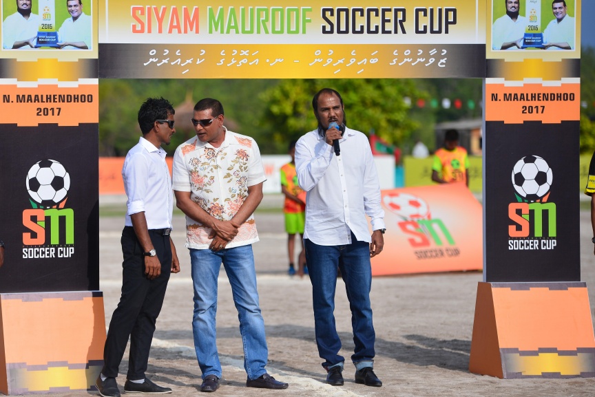 15 ނޮވެމްބަރ 2017: ސިޔާމް މައުރޫފް ސޮކާ ކަޕް ފެށުމުގެ ރަސްމިއްޔާތުގެ ތެރެއިން: މުބާރާތުގެ ދެ ބާނީން، ރައްޔިތުންގެ މަޖިލީހުގެ މީދޫ ދާއިރާގެ މެމްބަރު އަހްމަދު ސިޔާމް މުހައްމަދާއި ކެނދިކުޅުދޫ ދާއިރާގެ މެމްބަރު އަލީ މައުރޫފަށް ނ. މާޅެންދޫ އިން ވަނީ ހޫނު މަރުހަބާއެއް ކިޔާފައި---ސަން ފޮޓޯ/ މުހައްމަދު އަފްރާހް 