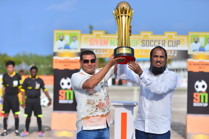 15 ނޮވެމްބަރ 2017: ސިޔާމް މައުރޫފް ސޮކާ ކަޕް ފެށުމުގެ ރަސްމިއްޔާތުގެ ތެރެއިން: މުބާރާތުގެ ދެ ބާނީން، ރައްޔިތުންގެ މަޖިލީހުގެ މީދޫ ދާއިރާގެ މެމްބަރު އަހްމަދު ސިޔާމް މުހައްމަދާއި ކެނދިކުޅުދޫ ދާއިރާގެ މެމްބަރު އަލީ މައުރޫފަށް ނ. މާޅެންދޫ އިން ވަނީ ހޫނު މަރުހަބާއެއް ކިޔާފައި---ސަން ފޮޓޯ/ މުހައްމަދު އަފްރާހް 