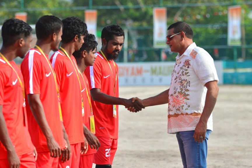 15 ނޮވެމްބަރ 2017: ސިޔާމް މައުރޫފް ސޮކާ ކަޕް ފެށުމުގެ ރަސްމިއްޔާތުގެ ތެރެއިން: މުބާރާތުގެ ދެ ބާނީން، ރައްޔިތުންގެ މަޖިލީހުގެ މީދޫ ދާއިރާގެ މެމްބަރު އަހްމަދު ސިޔާމް މުހައްމަދާއި ކެނދިކުޅުދޫ ދާއިރާގެ މެމްބަރު އަލީ މައުރޫފަށް ނ. މާޅެންދޫ އިން ވަނީ ހޫނު މަރުހަބާއެއް ކިޔާފައި---ސަން ފޮޓޯ/ މުހައްމަދު އަފްރާހް 
