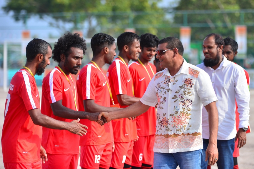 15 ނޮވެމްބަރ 2017: ސިޔާމް މައުރޫފް ސޮކާ ކަޕް ފެށުމުގެ ރަސްމިއްޔާތުގެ ތެރެއިން: މުބާރާތުގެ ދެ ބާނީން، ރައްޔިތުންގެ މަޖިލީހުގެ މީދޫ ދާއިރާގެ މެމްބަރު އަހްމަދު ސިޔާމް މުހައްމަދާއި ކެނދިކުޅުދޫ ދާއިރާގެ މެމްބަރު އަލީ މައުރޫފަށް ނ. މާޅެންދޫ އިން ވަނީ ހޫނު މަރުހަބާއެއް ކިޔާފައި---ސަން ފޮޓޯ/ މުހައްމަދު އަފްރާހް 