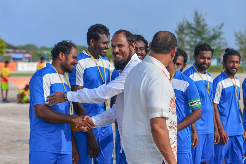 15 ނޮވެމްބަރ 2017: ސިޔާމް މައުރޫފް ސޮކާ ކަޕް ފެށުމުގެ ރަސްމިއްޔާތުގެ ތެރެއިން: މުބާރާތުގެ ދެ ބާނީން، ރައްޔިތުންގެ މަޖިލީހުގެ މީދޫ ދާއިރާގެ މެމްބަރު އަހްމަދު ސިޔާމް މުހައްމަދާއި ކެނދިކުޅުދޫ ދާއިރާގެ މެމްބަރު އަލީ މައުރޫފަށް ނ. މާޅެންދޫ އިން ވަނީ ހޫނު މަރުހަބާއެއް ކިޔާފައި---ސަން ފޮޓޯ/ މުހައްމަދު އަފްރާހް 