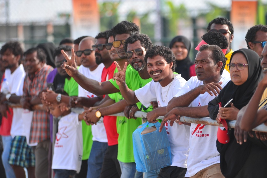 15 ނޮވެމްބަރ 2017: ސިޔާމް މައުރޫފް ސޮކާ ކަޕް ފެށުމުގެ ރަސްމިއްޔާތުގެ ތެރެއިން: މުބާރާތުގެ ދެ ބާނީން، ރައްޔިތުންގެ މަޖިލީހުގެ މީދޫ ދާއިރާގެ މެމްބަރު އަހްމަދު ސިޔާމް މުހައްމަދާއި ކެނދިކުޅުދޫ ދާއިރާގެ މެމްބަރު އަލީ މައުރޫފަށް ނ. މާޅެންދޫ އިން ވަނީ ހޫނު މަރުހަބާއެއް ކިޔާފައި---ސަން ފޮޓޯ/ މުހައްމަދު އަފްރާހް 
