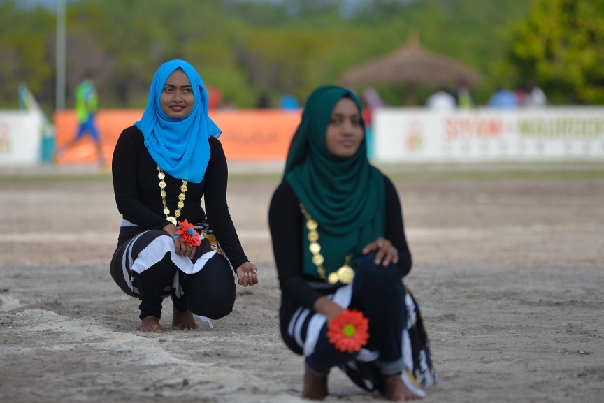 15 ނޮވެމްބަރ 2017: ސިޔާމް މައުރޫފް ސޮކާ ކަޕް ފެށުމުގެ ރަސްމިއްޔާތުގެ ތެރެއިން: މުބާރާތުގެ ދެ ބާނީން، ރައްޔިތުންގެ މަޖިލީހުގެ މީދޫ ދާއިރާގެ މެމްބަރު އަހްމަދު ސިޔާމް މުހައްމަދާއި ކެނދިކުޅުދޫ ދާއިރާގެ މެމްބަރު އަލީ މައުރޫފަށް ނ. މާޅެންދޫ އިން ވަނީ ހޫނު މަރުހަބާއެއް ކިޔާފައި---ސަން ފޮޓޯ/ މުހައްމަދު އަފްރާހް 