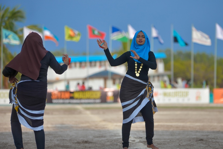 15 ނޮވެމްބަރ 2017: ސިޔާމް މައުރޫފް ސޮކާ ކަޕް ފެށުމުގެ ރަސްމިއްޔާތުގެ ތެރެއިން: މުބާރާތުގެ ދެ ބާނީން، ރައްޔިތުންގެ މަޖިލީހުގެ މީދޫ ދާއިރާގެ މެމްބަރު އަހްމަދު ސިޔާމް މުހައްމަދާއި ކެނދިކުޅުދޫ ދާއިރާގެ މެމްބަރު އަލީ މައުރޫފަށް ނ. މާޅެންދޫ އިން ވަނީ ހޫނު މަރުހަބާއެއް ކިޔާފައި---ސަން ފޮޓޯ/ މުހައްމަދު އަފްރާހް 