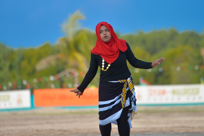 15 ނޮވެމްބަރ 2017: ސިޔާމް މައުރޫފް ސޮކާ ކަޕް ފެށުމުގެ ރަސްމިއްޔާތުގެ ތެރެއިން: މުބާރާތުގެ ދެ ބާނީން، ރައްޔިތުންގެ މަޖިލީހުގެ މީދޫ ދާއިރާގެ މެމްބަރު އަހްމަދު ސިޔާމް މުހައްމަދާއި ކެނދިކުޅުދޫ ދާއިރާގެ މެމްބަރު އަލީ މައުރޫފަށް ނ. މާޅެންދޫ އިން ވަނީ ހޫނު މަރުހަބާއެއް ކިޔާފައި---ސަން ފޮޓޯ/ މުހައްމަދު އަފްރާހް 