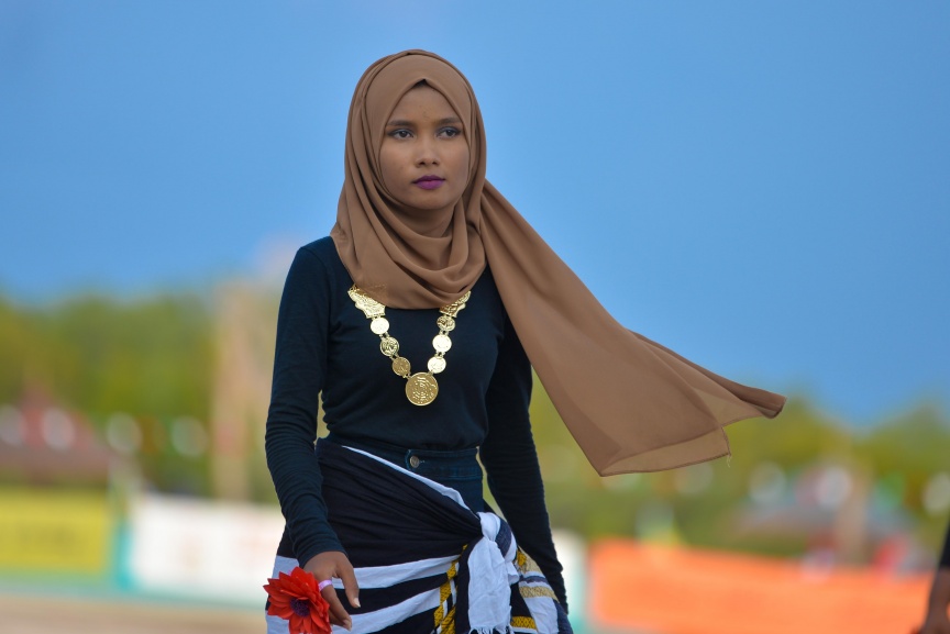15 ނޮވެމްބަރ 2017: ސިޔާމް މައުރޫފް ސޮކާ ކަޕް ފެށުމުގެ ރަސްމިއްޔާތުގެ ތެރެއިން: މުބާރާތުގެ ދެ ބާނީން، ރައްޔިތުންގެ މަޖިލީހުގެ މީދޫ ދާއިރާގެ މެމްބަރު އަހްމަދު ސިޔާމް މުހައްމަދާއި ކެނދިކުޅުދޫ ދާއިރާގެ މެމްބަރު އަލީ މައުރޫފަށް ނ. މާޅެންދޫ އިން ވަނީ ހޫނު މަރުހަބާއެއް ކިޔާފައި---ސަން ފޮޓޯ/ މުހައްމަދު އަފްރާހް 