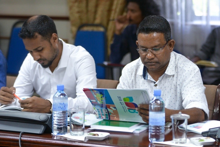 18 ނޮވެމްބަރ 2017: 2018 އަށް ލަފާކުރާ ދައުލަތުގެ ބަޖެޓް ދިރާސާ ކުރާ ރައްޔިތުންގެ މަޖިލީހުގެ ކޮމެޓީގެ ތެރެއިން:  ދައުލަތުގެ ބަޖެޓަށް ވޯޓު ނުދެއްވާ ރައްޔިތުންގެ މަޖިލީހުގެ މެންބަރުން ނިސްބަތްވާ ދާއިރާތަކަށް ކަންތައްތައް ކޮށްދޭން ދަތި ވާނެ ކަމަށް ފިނޭންސް މިނިސްޓަރު އަހްމަދު މުނައްވަރު ވަނީ ވިދާޅުވެފަ---ސަން ފޮޓޯ/ މުހައްމަދު އަފްރާހް 