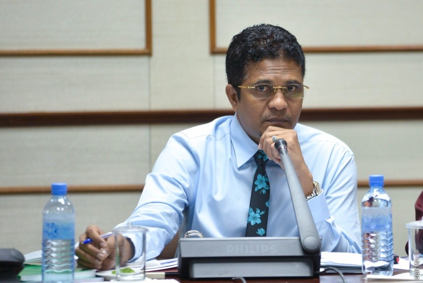 18 ނޮވެމްބަރ 2017: 2018 އަށް ލަފާކުރާ ދައުލަތުގެ ބަޖެޓް ދިރާސާ ކުރާ ރައްޔިތުންގެ މަޖިލީހުގެ ކޮމެޓީގެ ތެރެއިން:  ދައުލަތުގެ ބަޖެޓަށް ވޯޓު ނުދެއްވާ ރައްޔިތުންގެ މަޖިލީހުގެ މެންބަރުން ނިސްބަތްވާ ދާއިރާތަކަށް ކަންތައްތައް ކޮށްދޭން ދަތި ވާނެ ކަމަށް ފިނޭންސް މިނިސްޓަރު އަހްމަދު މުނައްވަރު ވަނީ ވިދާޅުވެފަ---ސަން ފޮޓޯ/ މުހައްމަދު އަފްރާހް 