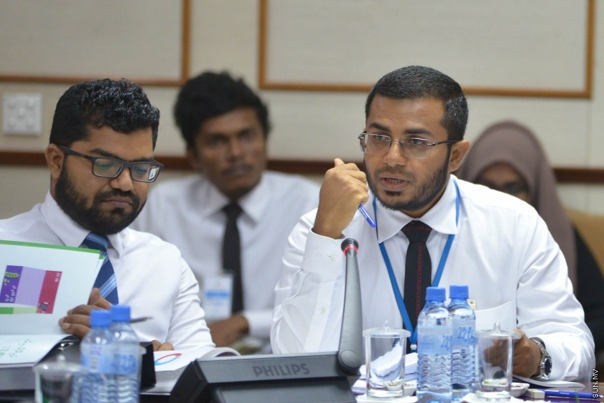 18 ނޮވެމްބަރ 2017: 2018 އަށް ލަފާކުރާ ދައުލަތުގެ ބަޖެޓް ދިރާސާ ކުރާ ރައްޔިތުންގެ މަޖިލީހުގެ ކޮމެޓީގެ ތެރެއިން:  ދައުލަތުގެ ބަޖެޓަށް ވޯޓު ނުދެއްވާ ރައްޔިތުންގެ މަޖިލީހުގެ މެންބަރުން ނިސްބަތްވާ ދާއިރާތަކަށް ކަންތައްތައް ކޮށްދޭން ދަތި ވާނެ ކަމަށް ފިނޭންސް މިނިސްޓަރު އަހްމަދު މުނައްވަރު ވަނީ ވިދާޅުވެފަ---ސަން ފޮޓޯ/ މުހައްމަދު އަފްރާހް 