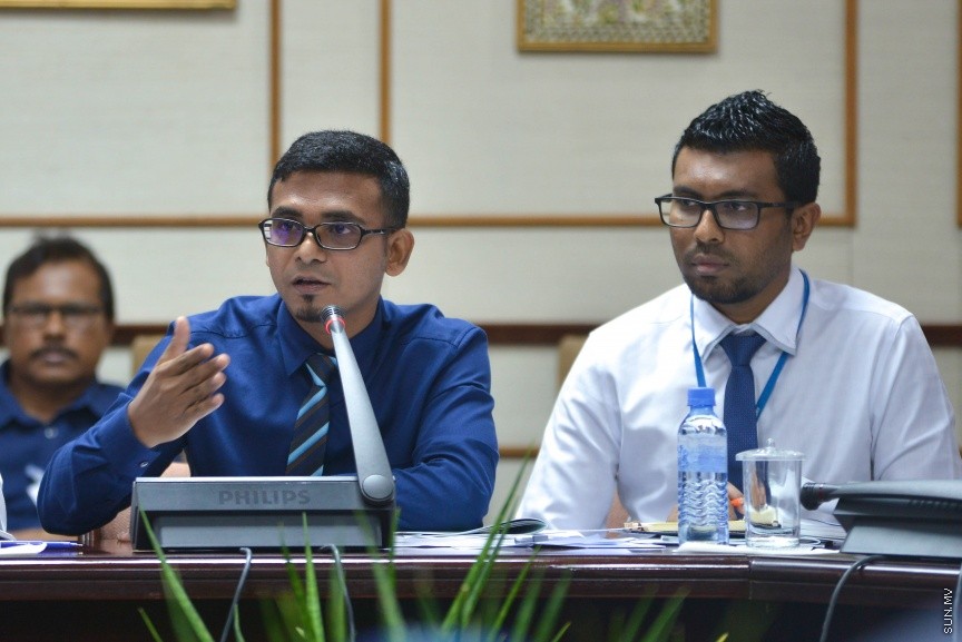 18 ނޮވެމްބަރ 2017: 2018 އަށް ލަފާކުރާ ދައުލަތުގެ ބަޖެޓް ދިރާސާ ކުރާ ރައްޔިތުންގެ މަޖިލީހުގެ ކޮމެޓީގެ ތެރެއިން:  ދައުލަތުގެ ބަޖެޓަށް ވޯޓު ނުދެއްވާ ރައްޔިތުންގެ މަޖިލީހުގެ މެންބަރުން ނިސްބަތްވާ ދާއިރާތަކަށް ކަންތައްތައް ކޮށްދޭން ދަތި ވާނެ ކަމަށް ފިނޭންސް މިނިސްޓަރު އަހްމަދު މުނައްވަރު ވަނީ ވިދާޅުވެފަ---ސަން ފޮޓޯ/ މުހައްމަދު އަފްރާހް 