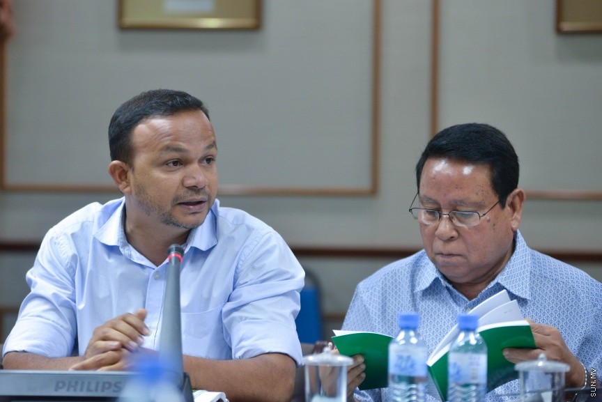 18 ނޮވެމްބަރ 2017: 2018 އަށް ލަފާކުރާ ދައުލަތުގެ ބަޖެޓް ދިރާސާ ކުރާ ރައްޔިތުންގެ މަޖިލީހުގެ ކޮމެޓީގެ ތެރެއިން:  ދައުލަތުގެ ބަޖެޓަށް ވޯޓު ނުދެއްވާ ރައްޔިތުންގެ މަޖިލީހުގެ މެންބަރުން ނިސްބަތްވާ ދާއިރާތަކަށް ކަންތައްތައް ކޮށްދޭން ދަތި ވާނެ ކަމަށް ފިނޭންސް މިނިސްޓަރު އަހްމަދު މުނައްވަރު ވަނީ ވިދާޅުވެފަ---ސަން ފޮޓޯ/ މުހައްމަދު އަފްރާހް 