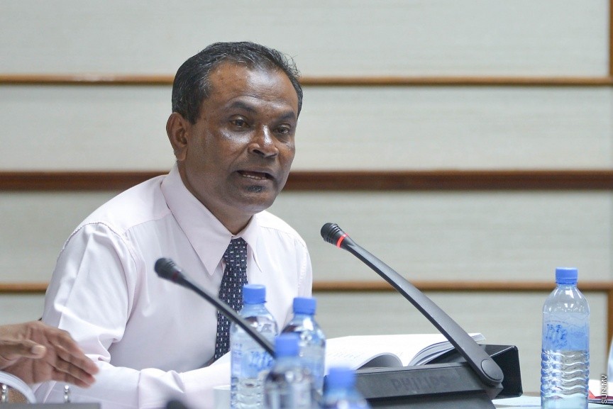 18 ނޮވެމްބަރ 2017: 2018 އަށް ލަފާކުރާ ދައުލަތުގެ ބަޖެޓް ދިރާސާ ކުރާ ރައްޔިތުންގެ މަޖިލީހުގެ ކޮމެޓީގެ ތެރެއިން:  ދައުލަތުގެ ބަޖެޓަށް ވޯޓު ނުދެއްވާ ރައްޔިތުންގެ މަޖިލީހުގެ މެންބަރުން ނިސްބަތްވާ ދާއިރާތަކަށް ކަންތައްތައް ކޮށްދޭން ދަތި ވާނެ ކަމަށް ފިނޭންސް މިނިސްޓަރު އަހްމަދު މުނައްވަރު ވަނީ ވިދާޅުވެފަ---ސަން ފޮޓޯ/ މުހައްމަދު އަފްރާހް 