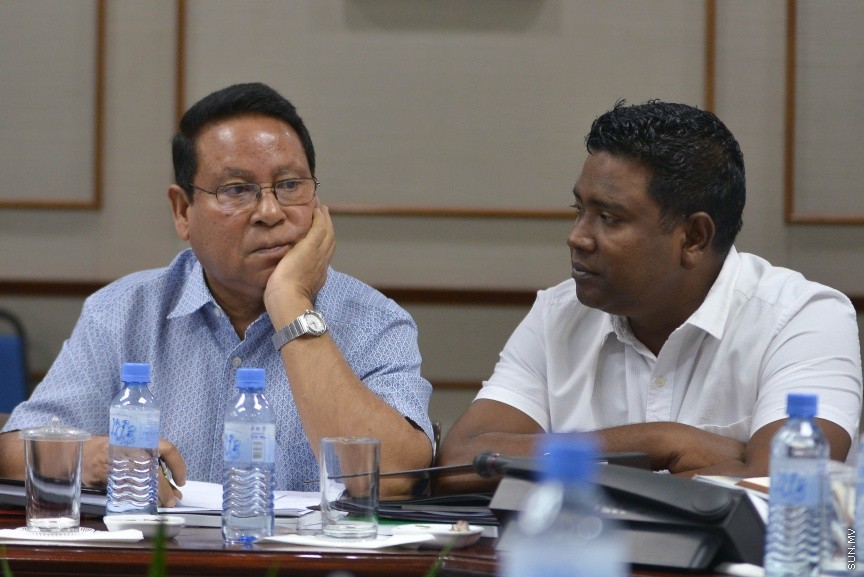 18 ނޮވެމްބަރ 2017: 2018 އަށް ލަފާކުރާ ދައުލަތުގެ ބަޖެޓް ދިރާސާ ކުރާ ރައްޔިތުންގެ މަޖިލީހުގެ ކޮމެޓީގެ ތެރެއިން:  ދައުލަތުގެ ބަޖެޓަށް ވޯޓު ނުދެއްވާ ރައްޔިތުންގެ މަޖިލީހުގެ މެންބަރުން ނިސްބަތްވާ ދާއިރާތަކަށް ކަންތައްތައް ކޮށްދޭން ދަތި ވާނެ ކަމަށް ފިނޭންސް މިނިސްޓަރު އަހްމަދު މުނައްވަރު ވަނީ ވިދާޅުވެފަ---ސަން ފޮޓޯ/ މުހައްމަދު އަފްރާހް 