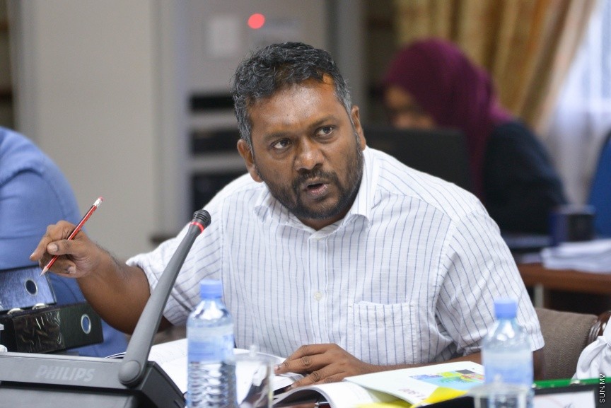 18 ނޮވެމްބަރ 2017: 2018 އަށް ލަފާކުރާ ދައުލަތުގެ ބަޖެޓް ދިރާސާ ކުރާ ރައްޔިތުންގެ މަޖިލީހުގެ ކޮމެޓީގެ ތެރެއިން:  ދައުލަތުގެ ބަޖެޓަށް ވޯޓު ނުދެއްވާ ރައްޔިތުންގެ މަޖިލީހުގެ މެންބަރުން ނިސްބަތްވާ ދާއިރާތަކަށް ކަންތައްތައް ކޮށްދޭން ދަތި ވާނެ ކަމަށް ފިނޭންސް މިނިސްޓަރު އަހްމަދު މުނައްވަރު ވަނީ ވިދާޅުވެފަ---ސަން ފޮޓޯ/ މުހައްމަދު އަފްރާހް 