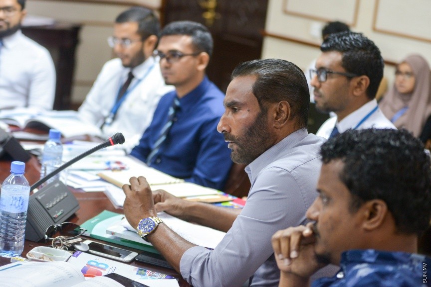 18 ނޮވެމްބަރ 2017: 2018 އަށް ލަފާކުރާ ދައުލަތުގެ ބަޖެޓް ދިރާސާ ކުރާ ރައްޔިތުންގެ މަޖިލީހުގެ ކޮމެޓީގެ ތެރެއިން:  ދައުލަތުގެ ބަޖެޓަށް ވޯޓު ނުދެއްވާ ރައްޔިތުންގެ މަޖިލީހުގެ މެންބަރުން ނިސްބަތްވާ ދާއިރާތަކަށް ކަންތައްތައް ކޮށްދޭން ދަތި ވާނެ ކަމަށް ފިނޭންސް މިނިސްޓަރު އަހްމަދު މުނައްވަރު ވަނީ ވިދާޅުވެފަ---ސަން ފޮޓޯ/ މުހައްމަދު އަފްރާހް 