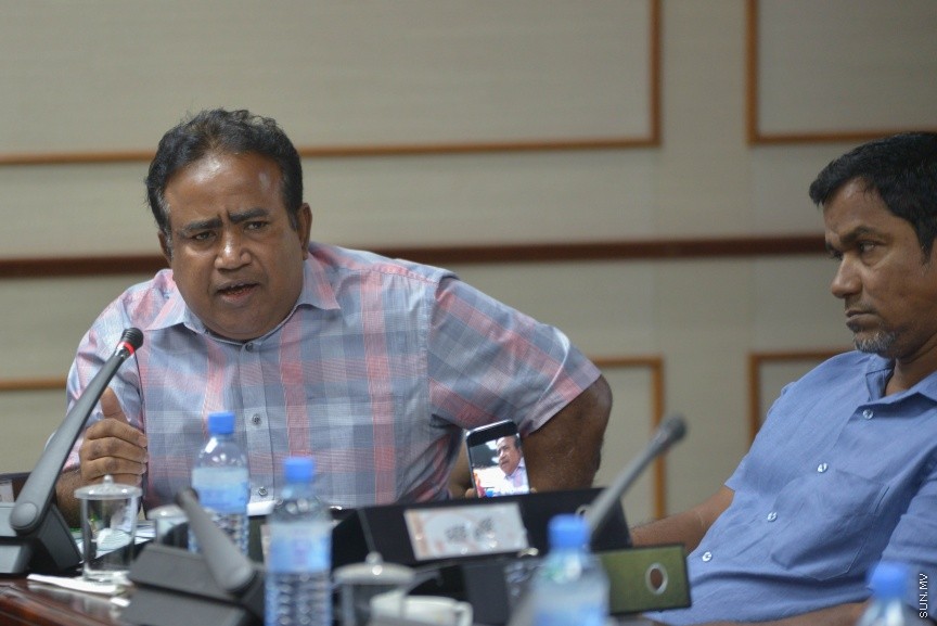 18 ނޮވެމްބަރ 2017: 2018 އަށް ލަފާކުރާ ދައުލަތުގެ ބަޖެޓް ދިރާސާ ކުރާ ރައްޔިތުންގެ މަޖިލީހުގެ ކޮމެޓީގެ ތެރެއިން:  ދައުލަތުގެ ބަޖެޓަށް ވޯޓު ނުދެއްވާ ރައްޔިތުންގެ މަޖިލީހުގެ މެންބަރުން ނިސްބަތްވާ ދާއިރާތަކަށް ކަންތައްތައް ކޮށްދޭން ދަތި ވާނެ ކަމަށް ފިނޭންސް މިނިސްޓަރު އަހްމަދު މުނައްވަރު ވަނީ ވިދާޅުވެފަ---ސަން ފޮޓޯ/ މުހައްމަދު އަފްރާހް 