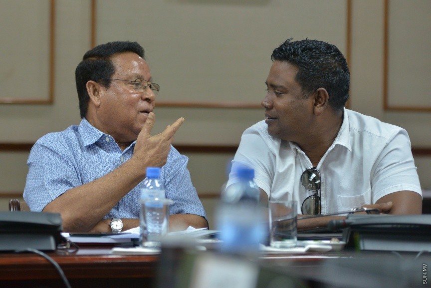 18 ނޮވެމްބަރ 2017: 2018 އަށް ލަފާކުރާ ދައުލަތުގެ ބަޖެޓް ދިރާސާ ކުރާ ރައްޔިތުންގެ މަޖިލީހުގެ ކޮމެޓީގެ ތެރެއިން:  ދައުލަތުގެ ބަޖެޓަށް ވޯޓު ނުދެއްވާ ރައްޔިތުންގެ މަޖިލީހުގެ މެންބަރުން ނިސްބަތްވާ ދާއިރާތަކަށް ކަންތައްތައް ކޮށްދޭން ދަތި ވާނެ ކަމަށް ފިނޭންސް މިނިސްޓަރު އަހްމަދު މުނައްވަރު ވަނީ ވިދާޅުވެފަ---ސަން ފޮޓޯ/ މުހައްމަދު އަފްރާހް 