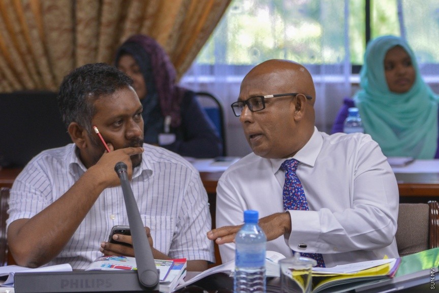 18 ނޮވެމްބަރ 2017: 2018 އަށް ލަފާކުރާ ދައުލަތުގެ ބަޖެޓް ދިރާސާ ކުރާ ރައްޔިތުންގެ މަޖިލީހުގެ ކޮމެޓީގެ ތެރެއިން:  ދައުލަތުގެ ބަޖެޓަށް ވޯޓު ނުދެއްވާ ރައްޔިތުންގެ މަޖިލީހުގެ މެންބަރުން ނިސްބަތްވާ ދާއިރާތަކަށް ކަންތައްތައް ކޮށްދޭން ދަތި ވާނެ ކަމަށް ފިނޭންސް މިނިސްޓަރު އަހްމަދު މުނައްވަރު ވަނީ ވިދާޅުވެފަ---ސަން ފޮޓޯ/ މުހައްމަދު އަފްރާހް 