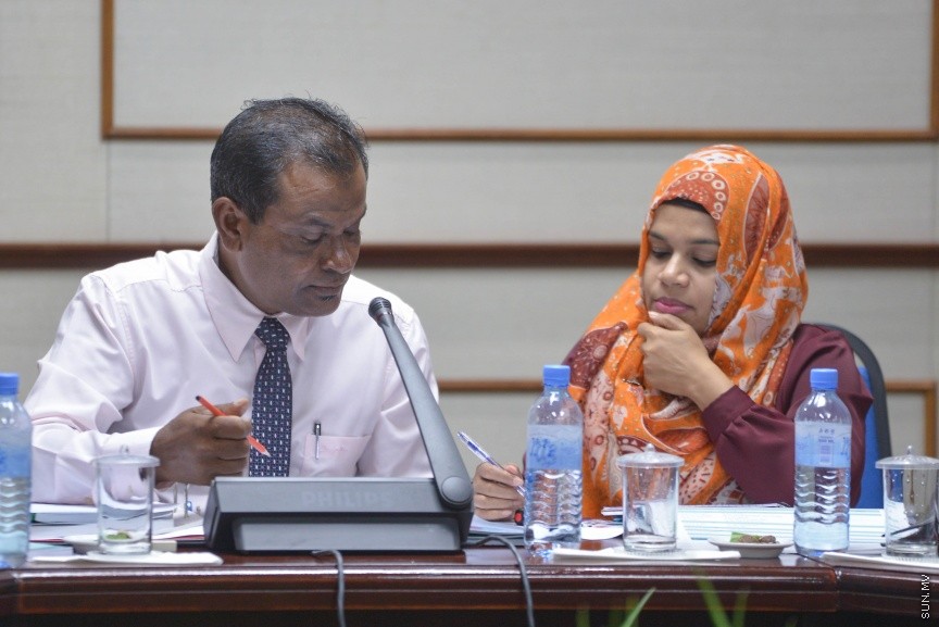 18 ނޮވެމްބަރ 2017: 2018 އަށް ލަފާކުރާ ދައުލަތުގެ ބަޖެޓް ދިރާސާ ކުރާ ރައްޔިތުންގެ މަޖިލީހުގެ ކޮމެޓީގެ ތެރެއިން:  ދައުލަތުގެ ބަޖެޓަށް ވޯޓު ނުދެއްވާ ރައްޔިތުންގެ މަޖިލީހުގެ މެންބަރުން ނިސްބަތްވާ ދާއިރާތަކަށް ކަންތައްތައް ކޮށްދޭން ދަތި ވާނެ ކަމަށް ފިނޭންސް މިނިސްޓަރު އަހްމަދު މުނައްވަރު ވަނީ ވިދާޅުވެފަ---ސަން ފޮޓޯ/ މުހައްމަދު އަފްރާހް 
