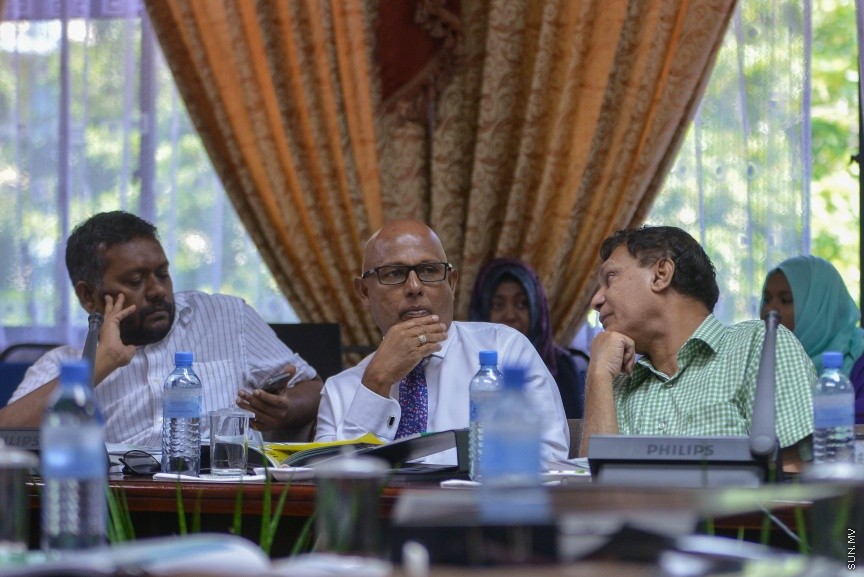 18 ނޮވެމްބަރ 2017: 2018 އަށް ލަފާކުރާ ދައުލަތުގެ ބަޖެޓް ދިރާސާ ކުރާ ރައްޔިތުންގެ މަޖިލީހުގެ ކޮމެޓީގެ ތެރެއިން:  ދައުލަތުގެ ބަޖެޓަށް ވޯޓު ނުދެއްވާ ރައްޔިތުންގެ މަޖިލީހުގެ މެންބަރުން ނިސްބަތްވާ ދާއިރާތަކަށް ކަންތައްތައް ކޮށްދޭން ދަތި ވާނެ ކަމަށް ފިނޭންސް މިނިސްޓަރު އަހްމަދު މުނައްވަރު ވަނީ ވިދާޅުވެފަ---ސަން ފޮޓޯ/ މުހައްމަދު އަފްރާހް 