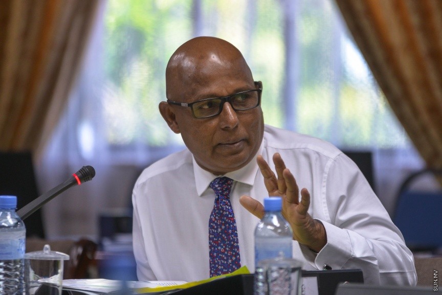 18 ނޮވެމްބަރ 2017: 2018 އަށް ލަފާކުރާ ދައުލަތުގެ ބަޖެޓް ދިރާސާ ކުރާ ރައްޔިތުންގެ މަޖިލީހުގެ ކޮމެޓީގެ ތެރެއިން:  ދައުލަތުގެ ބަޖެޓަށް ވޯޓު ނުދެއްވާ ރައްޔިތުންގެ މަޖިލީހުގެ މެންބަރުން ނިސްބަތްވާ ދާއިރާތަކަށް ކަންތައްތައް ކޮށްދޭން ދަތި ވާނެ ކަމަށް ފިނޭންސް މިނިސްޓަރު އަހްމަދު މުނައްވަރު ވަނީ ވިދާޅުވެފަ---ސަން ފޮޓޯ/ މުހައްމަދު އަފްރާހް 
