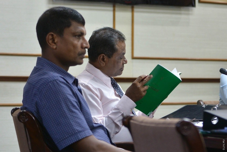 18 ނޮވެމްބަރ 2017: 2018 އަށް ލަފާކުރާ ދައުލަތުގެ ބަޖެޓް ދިރާސާ ކުރާ ރައްޔިތުންގެ މަޖިލީހުގެ ކޮމެޓީގެ ތެރެއިން:  ދައުލަތުގެ ބަޖެޓަށް ވޯޓު ނުދެއްވާ ރައްޔިތުންގެ މަޖިލީހުގެ މެންބަރުން ނިސްބަތްވާ ދާއިރާތަކަށް ކަންތައްތައް ކޮށްދޭން ދަތި ވާނެ ކަމަށް ފިނޭންސް މިނިސްޓަރު އަހްމަދު މުނައްވަރު ވަނީ ވިދާޅުވެފަ---ސަން ފޮޓޯ/ މުހައްމަދު އަފްރާހް 