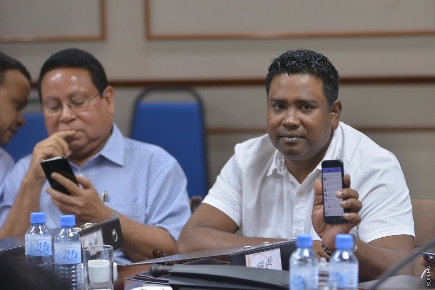 18 ނޮވެމްބަރ 2017: 2018 އަށް ލަފާކުރާ ދައުލަތުގެ ބަޖެޓް ދިރާސާ ކުރާ ރައްޔިތުންގެ މަޖިލީހުގެ ކޮމެޓީގެ ތެރެއިން:  ދައުލަތުގެ ބަޖެޓަށް ވޯޓު ނުދެއްވާ ރައްޔިތުންގެ މަޖިލީހުގެ މެންބަރުން ނިސްބަތްވާ ދާއިރާތަކަށް ކަންތައްތައް ކޮށްދޭން ދަތި ވާނެ ކަމަށް ފިނޭންސް މިނިސްޓަރު އަހްމަދު މުނައްވަރު ވަނީ ވިދާޅުވެފަ---ސަން ފޮޓޯ/ މުހައްމަދު އަފްރާހް 