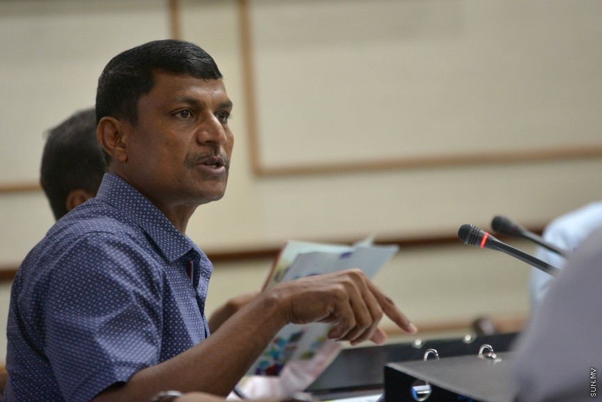 18 ނޮވެމްބަރ 2017: 2018 އަށް ލަފާކުރާ ދައުލަތުގެ ބަޖެޓް ދިރާސާ ކުރާ ރައްޔިތުންގެ މަޖިލީހުގެ ކޮމެޓީގެ ތެރެއިން:  ދައުލަތުގެ ބަޖެޓަށް ވޯޓު ނުދެއްވާ ރައްޔިތުންގެ މަޖިލީހުގެ މެންބަރުން ނިސްބަތްވާ ދާއިރާތަކަށް ކަންތައްތައް ކޮށްދޭން ދަތި ވާނެ ކަމަށް ފިނޭންސް މިނިސްޓަރު އަހްމަދު މުނައްވަރު ވަނީ ވިދާޅުވެފަ---ސަން ފޮޓޯ/ މުހައްމަދު އަފްރާހް 