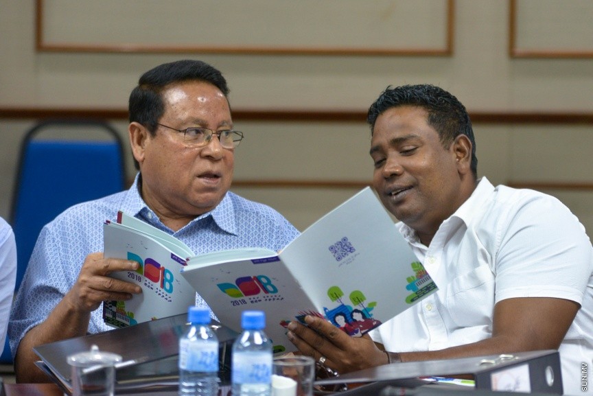 18 ނޮވެމްބަރ 2017: 2018 އަށް ލަފާކުރާ ދައުލަތުގެ ބަޖެޓް ދިރާސާ ކުރާ ރައްޔިތުންގެ މަޖިލީހުގެ ކޮމެޓީގެ ތެރެއިން:  ދައުލަތުގެ ބަޖެޓަށް ވޯޓު ނުދެއްވާ ރައްޔިތުންގެ މަޖިލީހުގެ މެންބަރުން ނިސްބަތްވާ ދާއިރާތަކަށް ކަންތައްތައް ކޮށްދޭން ދަތި ވާނެ ކަމަށް ފިނޭންސް މިނިސްޓަރު އަހްމަދު މުނައްވަރު ވަނީ ވިދާޅުވެފަ---ސަން ފޮޓޯ/ މުހައްމަދު އަފްރާހް 