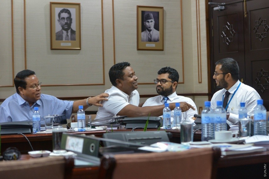 18 ނޮވެމްބަރ 2017: 2018 އަށް ލަފާކުރާ ދައުލަތުގެ ބަޖެޓް ދިރާސާ ކުރާ ރައްޔިތުންގެ މަޖިލީހުގެ ކޮމެޓީގެ ތެރެއިން:  ދައުލަތުގެ ބަޖެޓަށް ވޯޓު ނުދެއްވާ ރައްޔިތުންގެ މަޖިލީހުގެ މެންބަރުން ނިސްބަތްވާ ދާއިރާތަކަށް ކަންތައްތައް ކޮށްދޭން ދަތި ވާނެ ކަމަށް ފިނޭންސް މިނިސްޓަރު އަހްމަދު މުނައްވަރު ވަނީ ވިދާޅުވެފަ---ސަން ފޮޓޯ/ މުހައްމަދު އަފްރާހް 