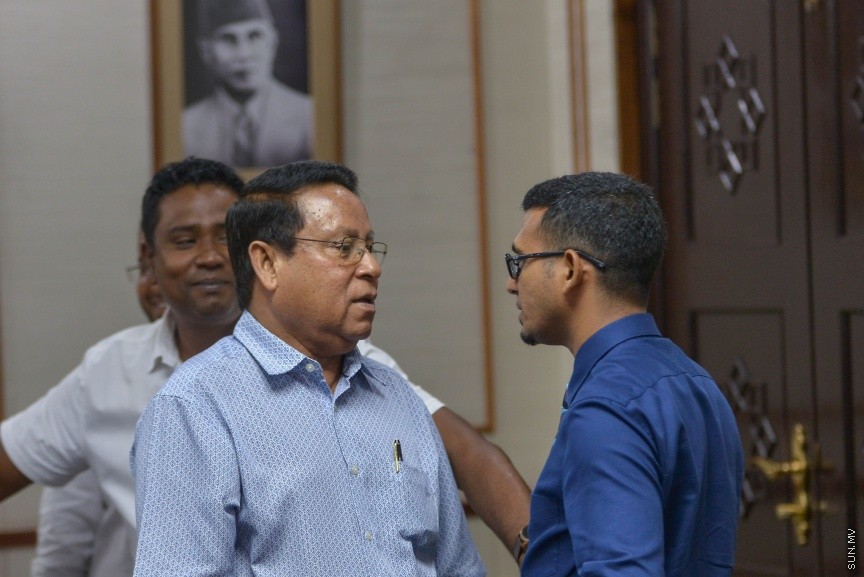 18 ނޮވެމްބަރ 2017: 2018 އަށް ލަފާކުރާ ދައުލަތުގެ ބަޖެޓް ދިރާސާ ކުރާ ރައްޔިތުންގެ މަޖިލީހުގެ ކޮމެޓީގެ ތެރެއިން:  ދައުލަތުގެ ބަޖެޓަށް ވޯޓު ނުދެއްވާ ރައްޔިތުންގެ މަޖިލީހުގެ މެންބަރުން ނިސްބަތްވާ ދާއިރާތަކަށް ކަންތައްތައް ކޮށްދޭން ދަތި ވާނެ ކަމަށް ފިނޭންސް މިނިސްޓަރު އަހްމަދު މުނައްވަރު ވަނީ ވިދާޅުވެފަ---ސަން ފޮޓޯ/ މުހައްމަދު އަފްރާހް 