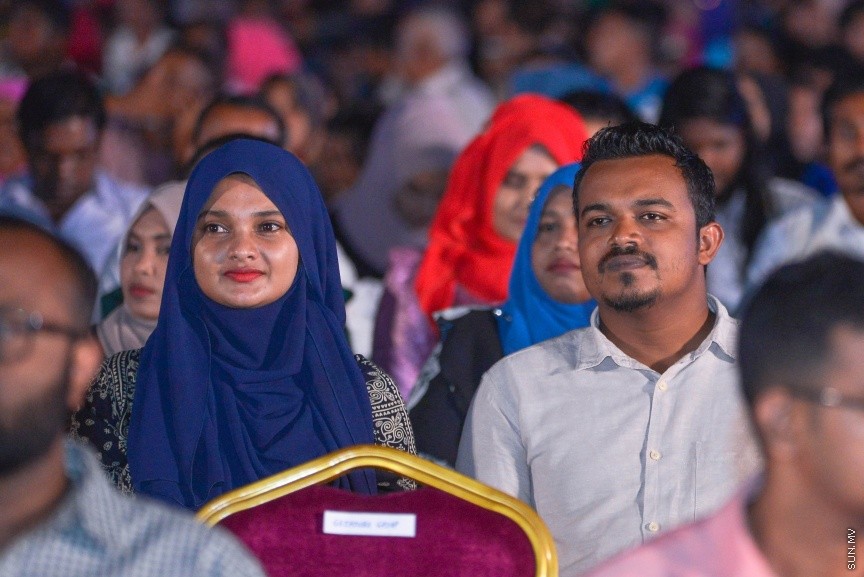 80،000 މީހުންނަށް ބޯހިޔާވަހިކަން ފޯރުކޮށްދިނުމުގެ ބޮޑު މަޝްރޫއު "ހިޔާ" އިފްތިތާހު ކުރުމުގެ ރަސްމިއްޔާތުގެ ތެރެއިން: ހުޅުމާލޭގެ ދެ ވަނަ ފިޔަވަހީގައި ކުރިއަށް ގެންދާ އެ މަޝްރޫއު އިފްތިތާހު ކޮށްދެއްވީ ރައީސް އަބްދުﷲ ޔާމީން އަދި އެމަނިކުފާނުގެ އަނބިކަނބަލުން ފާތިމަތު އިބްރާހިމް---ސަން ފޮޓޯ/ މުހައްމަދު އަފްރާހް 80،000 މީހުންނަށް ބޯހިޔާވަހިކަން ފޯރުކޮށްދިނުމުގެ ބޮޑު މަޝްރޫއު "ހިޔާ" އިފްތިތާހު ކުރުމުގެ ރަސްމިއްޔާތުގެ ތެރެއިން: ހުޅުމާލޭގެ ދެ ވަނަ ފިޔަވަހީގައި ކުރިއަށް ގެންދާ އެ މަޝްރޫއު އިފްތިތާހު ކޮށްދެއްވީ ރައީސް އަބްދުﷲ ޔާމީން އަދި އެމަނިކުފާނުގެ އަނބިކަނބަލުން ފާތިމަތު އިބްރާހިމް---ސަން ފޮޓޯ/ މުހައްމަދު އަފްރާހް 