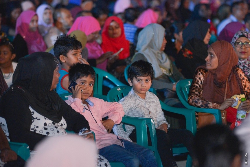 80،000 މީހުންނަށް ބޯހިޔާވަހިކަން ފޯރުކޮށްދިނުމުގެ ބޮޑު މަޝްރޫއު "ހިޔާ" އިފްތިތާހު ކުރުމުގެ ރަސްމިއްޔާތުގެ ތެރެއިން: ހުޅުމާލޭގެ ދެ ވަނަ ފިޔަވަހީގައި ކުރިއަށް ގެންދާ އެ މަޝްރޫއު އިފްތިތާހު ކޮށްދެއްވީ ރައީސް އަބްދުﷲ ޔާމީން އަދި އެމަނިކުފާނުގެ އަނބިކަނބަލުން ފާތިމަތު އިބްރާހިމް---ސަން ފޮޓޯ/ މުހައްމަދު އަފްރާހް 