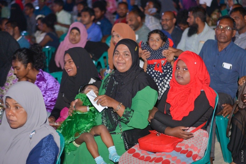 80،000 މީހުންނަށް ބޯހިޔާވަހިކަން ފޯރުކޮށްދިނުމުގެ ބޮޑު މަޝްރޫއު "ހިޔާ" އިފްތިތާހު ކުރުމުގެ ރަސްމިއްޔާތުގެ ތެރެއިން: ހުޅުމާލޭގެ ދެ ވަނަ ފިޔަވަހީގައި ކުރިއަށް ގެންދާ އެ މަޝްރޫއު އިފްތިތާހު ކޮށްދެއްވީ ރައީސް އަބްދުﷲ ޔާމީން އަދި އެމަނިކުފާނުގެ އަނބިކަނބަލުން ފާތިމަތު އިބްރާހިމް---ސަން ފޮޓޯ/ މުހައްމަދު އަފްރާހް 
