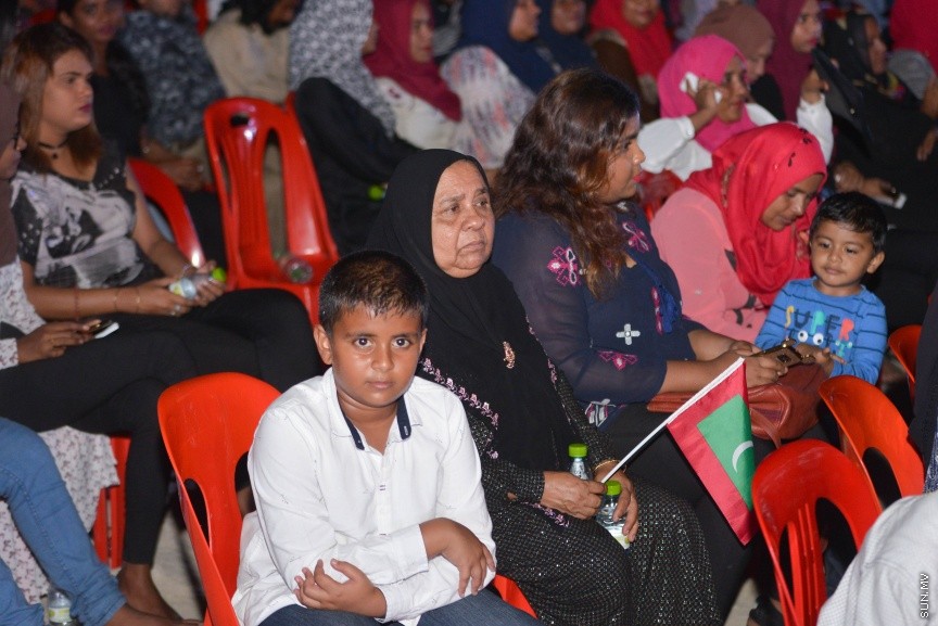 80،000 މީހުންނަށް ބޯހިޔާވަހިކަން ފޯރުކޮށްދިނުމުގެ ބޮޑު މަޝްރޫއު "ހިޔާ" އިފްތިތާހު ކުރުމުގެ ރަސްމިއްޔާތުގެ ތެރެއިން: ހުޅުމާލޭގެ ދެ ވަނަ ފިޔަވަހީގައި ކުރިއަށް ގެންދާ އެ މަޝްރޫއު އިފްތިތާހު ކޮށްދެއްވީ ރައީސް އަބްދުﷲ ޔާމީން އަދި އެމަނިކުފާނުގެ އަނބިކަނބަލުން ފާތިމަތު އިބްރާހިމް---ސަން ފޮޓޯ/ މުހައްމަދު އަފްރާހް 