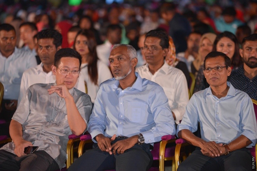 80،000 މީހުންނަށް ބޯހިޔާވަހިކަން ފޯރުކޮށްދިނުމުގެ ބޮޑު މަޝްރޫއު "ހިޔާ" އިފްތިތާހު ކުރުމުގެ ރަސްމިއްޔާތުގެ ތެރެއިން: ހުޅުމާލޭގެ ދެ ވަނަ ފިޔަވަހީގައި ކުރިއަށް ގެންދާ އެ މަޝްރޫއު އިފްތިތާހު ކޮށްދެއްވީ ރައީސް އަބްދުﷲ ޔާމީން އަދި އެމަނިކުފާނުގެ އަނބިކަނބަލުން ފާތިމަތު އިބްރާހިމް---ސަން ފޮޓޯ/ މުހައްމަދު އަފްރާހް 