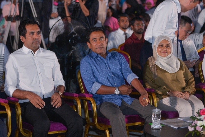 80،000 މީހުންނަށް ބޯހިޔާވަހިކަން ފޯރުކޮށްދިނުމުގެ ބޮޑު މަޝްރޫއު "ހިޔާ" އިފްތިތާހު ކުރުމުގެ ރަސްމިއްޔާތުގެ ތެރެއިން: ހުޅުމާލޭގެ ދެ ވަނަ ފިޔަވަހީގައި ކުރިއަށް ގެންދާ އެ މަޝްރޫއު އިފްތިތާހު ކޮށްދެއްވީ ރައީސް އަބްދުﷲ ޔާމީން އަދި އެމަނިކުފާނުގެ އަނބިކަނބަލުން ފާތިމަތު އިބްރާހިމް---ސަން ފޮޓޯ/ މުހައްމަދު އަފްރާހް 