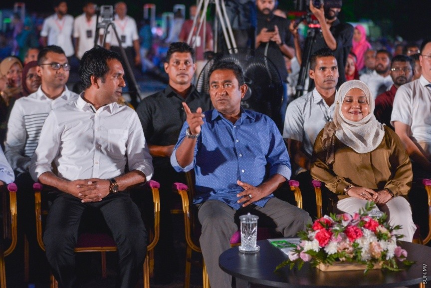 80،000 މީހުންނަށް ބޯހިޔާވަހިކަން ފޯރުކޮށްދިނުމުގެ ބޮޑު މަޝްރޫއު "ހިޔާ" އިފްތިތާހު ކުރުމުގެ ރަސްމިއްޔާތުގެ ތެރެއިން: ހުޅުމާލޭގެ ދެ ވަނަ ފިޔަވަހީގައި ކުރިއަށް ގެންދާ އެ މަޝްރޫއު އިފްތިތާހު ކޮށްދެއްވީ ރައީސް އަބްދުﷲ ޔާމީން އަދި އެމަނިކުފާނުގެ އަނބިކަނބަލުން ފާތިމަތު އިބްރާހިމް---ސަން ފޮޓޯ/ މުހައްމަދު އަފްރާހް 