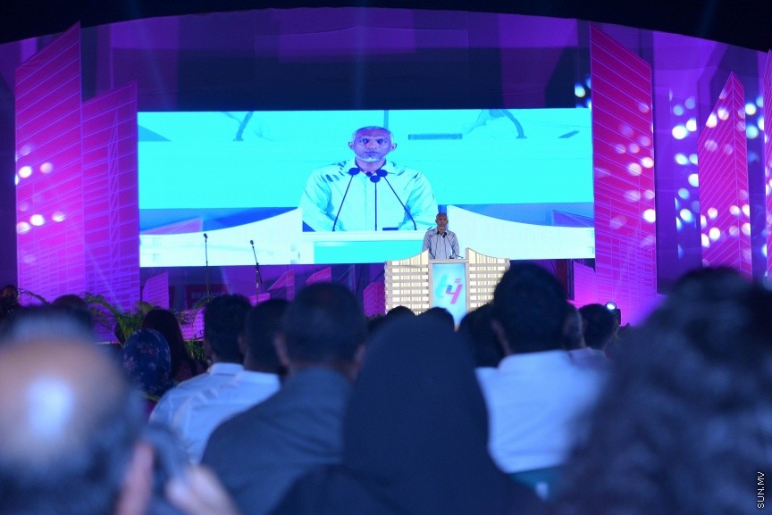 80،000 މީހުންނަށް ބޯހިޔާވަހިކަން ފޯރުކޮށްދިނުމުގެ ބޮޑު މަޝްރޫއު "ހިޔާ" އިފްތިތާހު ކުރުމުގެ ރަސްމިއްޔާތުގެ ތެރެއިން: ހުޅުމާލޭގެ ދެ ވަނަ ފިޔަވަހީގައި ކުރިއަށް ގެންދާ އެ މަޝްރޫއު އިފްތިތާހު ކޮށްދެއްވީ ރައީސް އަބްދުﷲ ޔާމީން އަދި އެމަނިކުފާނުގެ އަނބިކަނބަލުން ފާތިމަތު އިބްރާހިމް---ސަން ފޮޓޯ/ މުހައްމަދު އަފްރާހް 
