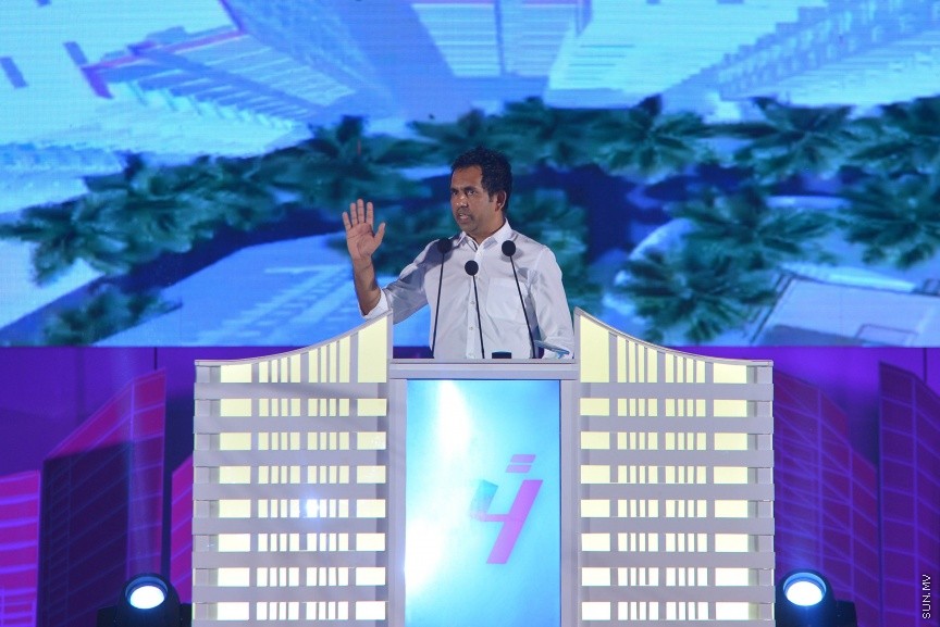 80،000 މީހުންނަށް ބޯހިޔާވަހިކަން ފޯރުކޮށްދިނުމުގެ ބޮޑު މަޝްރޫއު "ހިޔާ" އިފްތިތާހު ކުރުމުގެ ރަސްމިއްޔާތުގެ ތެރެއިން: ހުޅުމާލޭގެ ދެ ވަނަ ފިޔަވަހީގައި ކުރިއަށް ގެންދާ އެ މަޝްރޫއު އިފްތިތާހު ކޮށްދެއްވީ ރައީސް އަބްދުﷲ ޔާމީން އަދި އެމަނިކުފާނުގެ އަނބިކަނބަލުން ފާތިމަތު އިބްރާހިމް---ސަން ފޮޓޯ/ މުހައްމަދު އަފްރާހް 