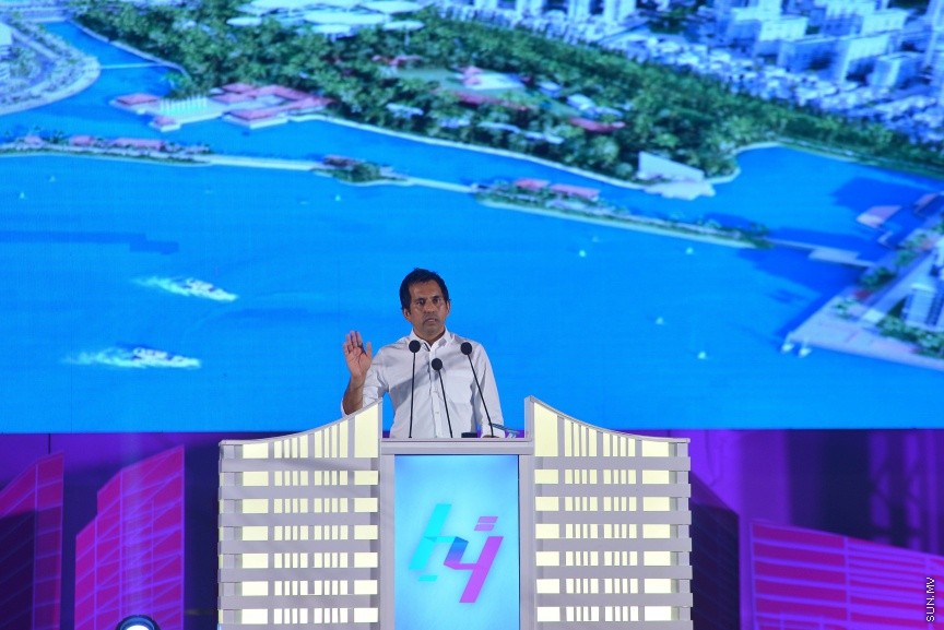 80،000 މީހުންނަށް ބޯހިޔާވަހިކަން ފޯރުކޮށްދިނުމުގެ ބޮޑު މަޝްރޫއު "ހިޔާ" އިފްތިތާހު ކުރުމުގެ ރަސްމިއްޔާތުގެ ތެރެއިން: ހުޅުމާލޭގެ ދެ ވަނަ ފިޔަވަހީގައި ކުރިއަށް ގެންދާ އެ މަޝްރޫއު އިފްތިތާހު ކޮށްދެއްވީ ރައީސް އަބްދުﷲ ޔާމީން އަދި އެމަނިކުފާނުގެ އަނބިކަނބަލުން ފާތިމަތު އިބްރާހިމް---ސަން ފޮޓޯ/ މުހައްމަދު އަފްރާހް 