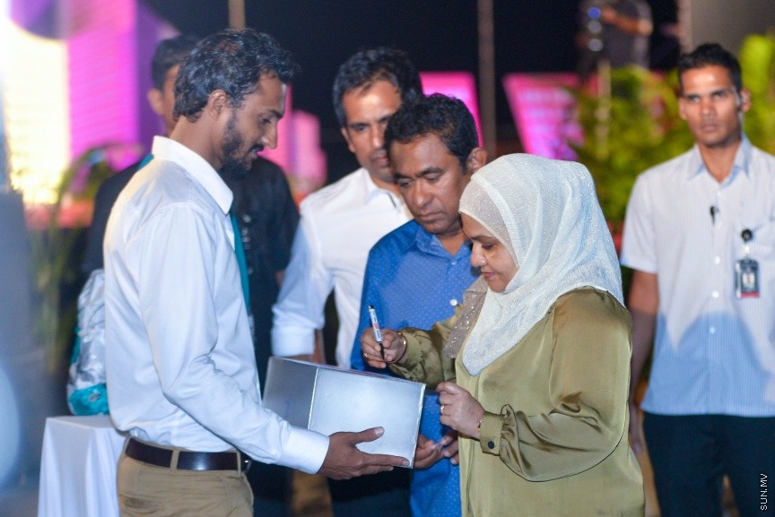 80،000 މީހުންނަށް ބޯހިޔާވަހިކަން ފޯރުކޮށްދިނުމުގެ ބޮޑު މަޝްރޫއު "ހިޔާ" އިފްތިތާހު ކުރުމުގެ ރަސްމިއްޔާތުގެ ތެރެއިން: ހުޅުމާލޭގެ ދެ ވަނަ ފިޔަވަހީގައި ކުރިއަށް ގެންދާ އެ މަޝްރޫއު އިފްތިތާހު ކޮށްދެއްވީ ރައީސް އަބްދުﷲ ޔާމީން އަދި އެމަނިކުފާނުގެ އަނބިކަނބަލުން ފާތިމަތު އިބްރާހިމް---ސަން ފޮޓޯ/ މުހައްމަދު އަފްރާހް 