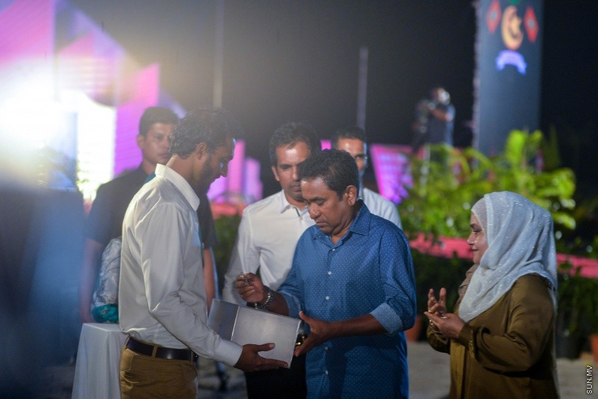 80،000 މީހުންނަށް ބޯހިޔާވަހިކަން ފޯރުކޮށްދިނުމުގެ ބޮޑު މަޝްރޫއު "ހިޔާ" އިފްތިތާހު ކުރުމުގެ ރަސްމިއްޔާތުގެ ތެރެއިން: ހުޅުމާލޭގެ ދެ ވަނަ ފިޔަވަހީގައި ކުރިއަށް ގެންދާ އެ މަޝްރޫއު އިފްތިތާހު ކޮށްދެއްވީ ރައީސް އަބްދުﷲ ޔާމީން އަދި އެމަނިކުފާނުގެ އަނބިކަނބަލުން ފާތިމަތު އިބްރާހިމް---ސަން ފޮޓޯ/ މުހައްމަދު އަފްރާހް 