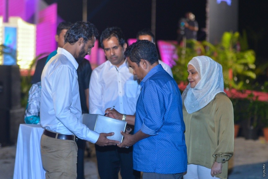 80،000 މީހުންނަށް ބޯހިޔާވަހިކަން ފޯރުކޮށްދިނުމުގެ ބޮޑު މަޝްރޫއު "ހިޔާ" އިފްތިތާހު ކުރުމުގެ ރަސްމިއްޔާތުގެ ތެރެއިން: ހުޅުމާލޭގެ ދެ ވަނަ ފިޔަވަހީގައި ކުރިއަށް ގެންދާ އެ މަޝްރޫއު އިފްތިތާހު ކޮށްދެއްވީ ރައީސް އަބްދުﷲ ޔާމީން އަދި އެމަނިކުފާނުގެ އަނބިކަނބަލުން ފާތިމަތު އިބްރާހިމް---ސަން ފޮޓޯ/ މުހައްމަދު އަފްރާހް 