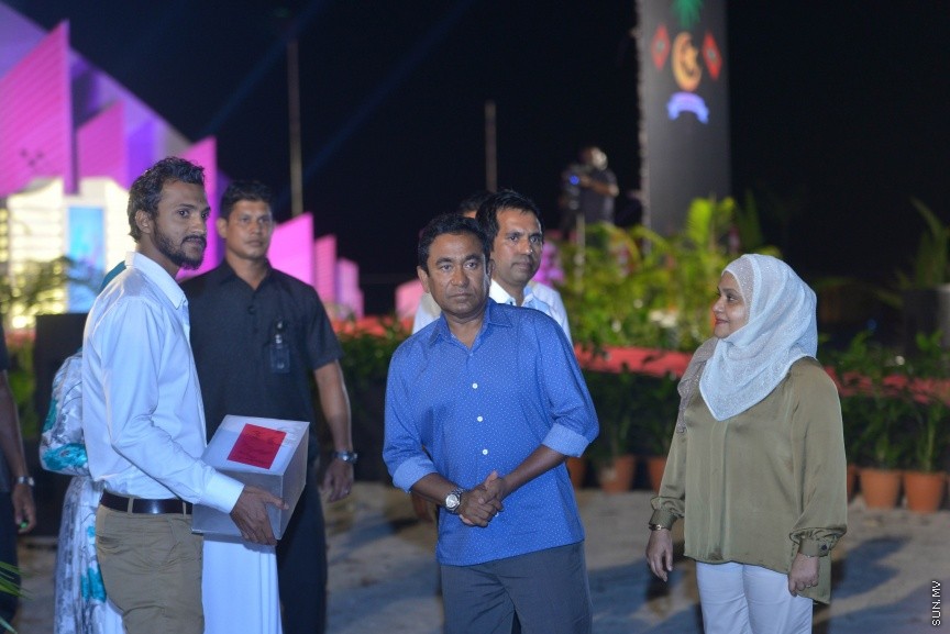 80،000 މީހުންނަށް ބޯހިޔާވަހިކަން ފޯރުކޮށްދިނުމުގެ ބޮޑު މަޝްރޫއު "ހިޔާ" އިފްތިތާހު ކުރުމުގެ ރަސްމިއްޔާތުގެ ތެރެއިން: ހުޅުމާލޭގެ ދެ ވަނަ ފިޔަވަހީގައި ކުރިއަށް ގެންދާ އެ މަޝްރޫއު އިފްތިތާހު ކޮށްދެއްވީ ރައީސް އަބްދުﷲ ޔާމީން އަދި އެމަނިކުފާނުގެ އަނބިކަނބަލުން ފާތިމަތު އިބްރާހިމް---ސަން ފޮޓޯ/ މުހައްމަދު އަފްރާހް 